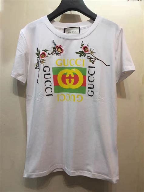 camisa original gucci tiene bordada una flor